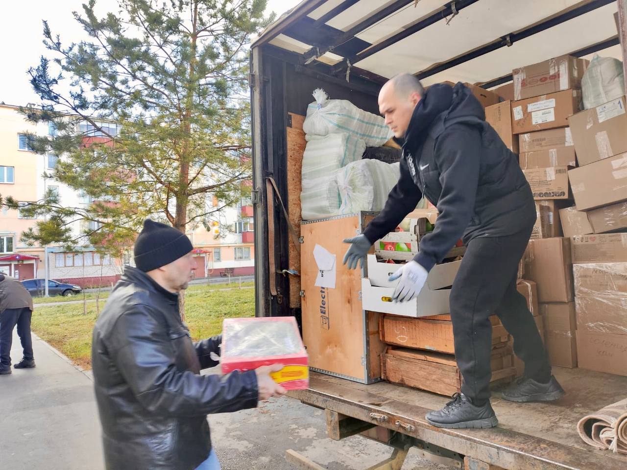 Благодаря единству нижнекамцев и огромной самоотдаче волонтёров центра «Добрые сердца» на Химиков, 72б, за одну неделю удалось собрать, перебрать и упаковать 38 кубометров гуманитарного груза для наших госпиталей Благодаря единству нижнекамцев и огромной самоотдаче волонтёров центра «Добрые сердца» на Химиков, 72б, за одну неделю удалось собрать, перебрать и упаковать 38 кубометров гуманитарного груза для наших госпиталей