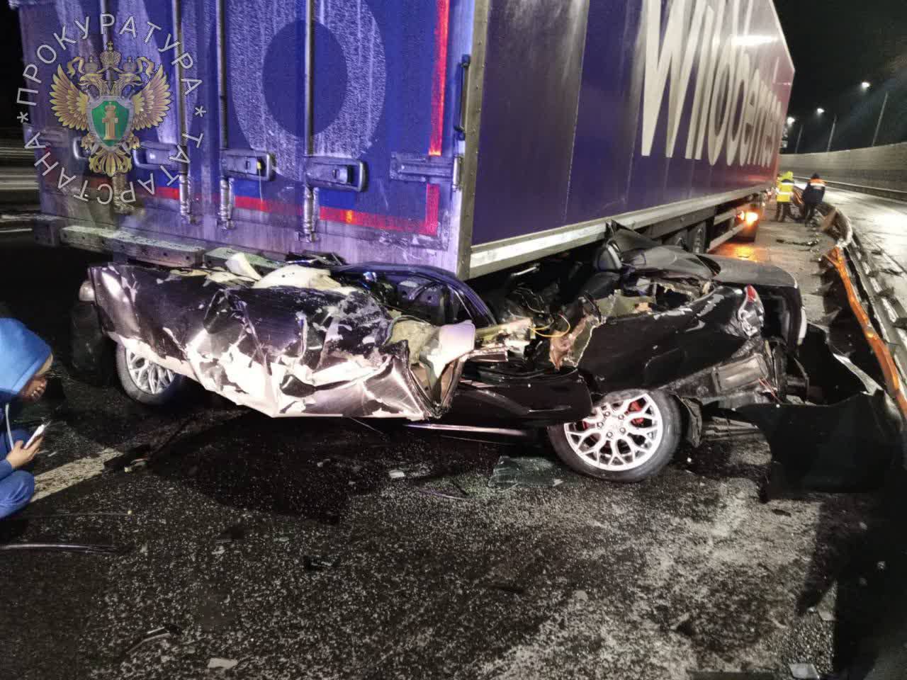 Два человека погибли после столкновения легковушки с фурой в Татарстане Два человека погибли после столкновения легковушки с фурой в Татарстане