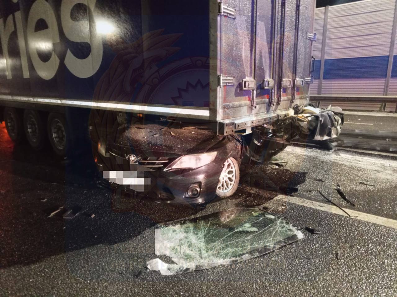 Сегодня в 02.35 в Тукаевском районе на 1071 км автодороги М-7 «Волга» 33-летний водитель автомобиля Тойота, по предварительным данным, не выбрал безопасную скорость и совершил наезд на стоящий грузовой автомобиль Валдай...