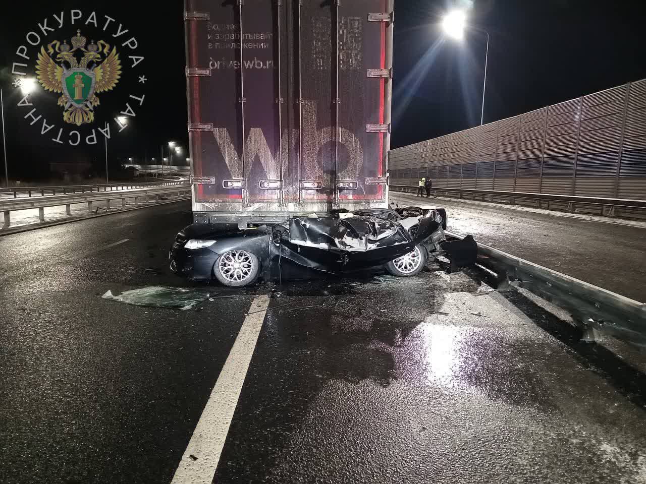 Два человека погибли после столкновения легковушки с фурой в Татарстане