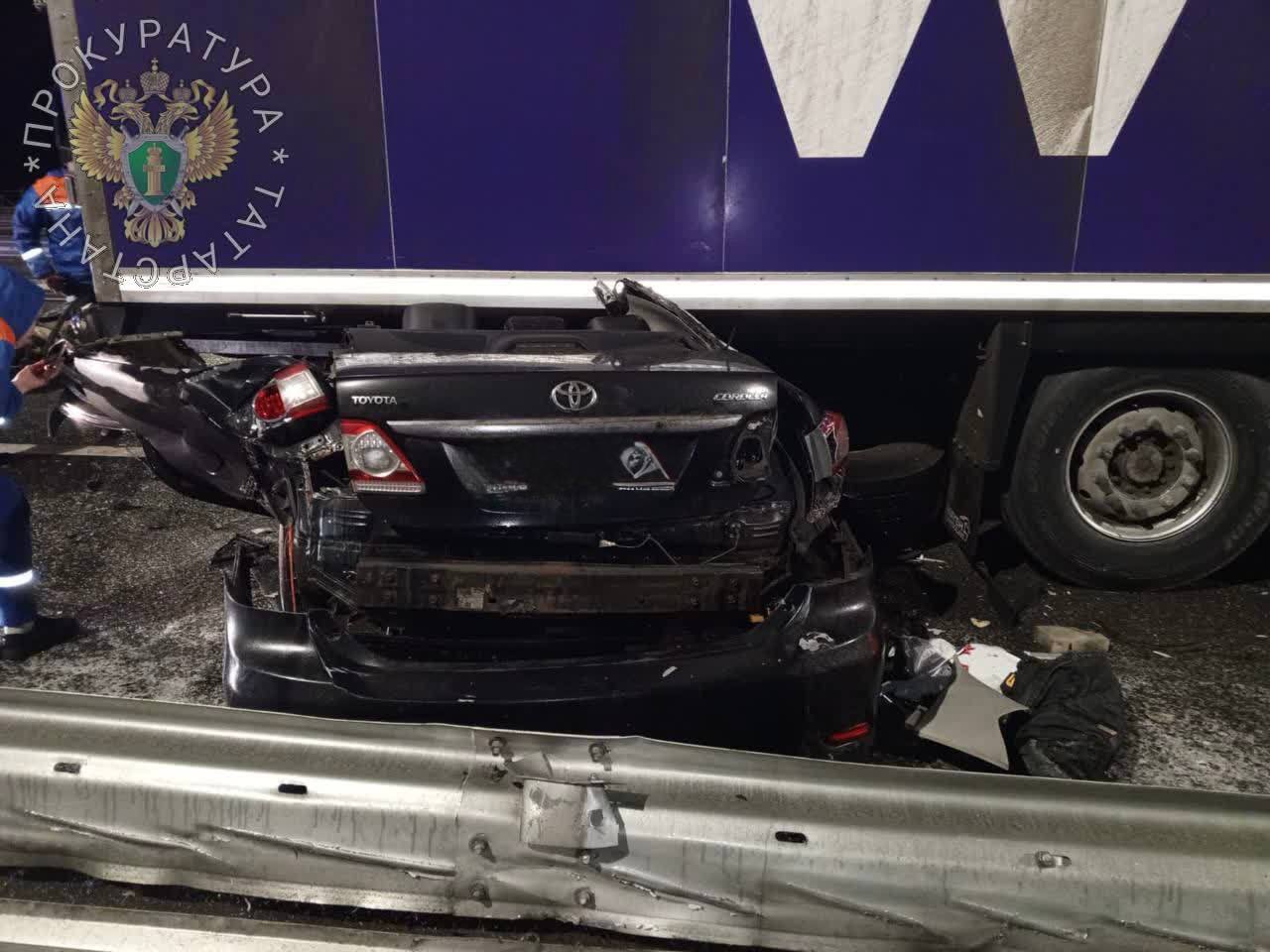 Два человека погибли после столкновения легковушки с фурой в Татарстане Два человека погибли после столкновения легковушки с фурой в Татарстане