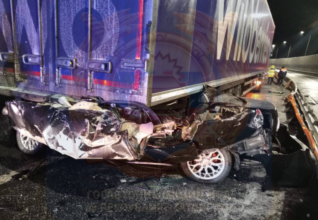 Сегодня в 02.35 в Тукаевском районе на 1071 км автодороги М-7 «Волга» 33-летний водитель автомобиля Тойота, по предварительным данным, не выбрал безопасную скорость и совершил наезд на стоящий грузовой автомобиль Валдай... Сегодня в 02.35 в Тукаевском районе на 1071 км автодороги М-7 «Волга» 33-летний водитель автомобиля Тойота, по предварительным данным, не выбрал безопасную скорость и совершил наезд на стоящий грузовой автомобиль Валдай...