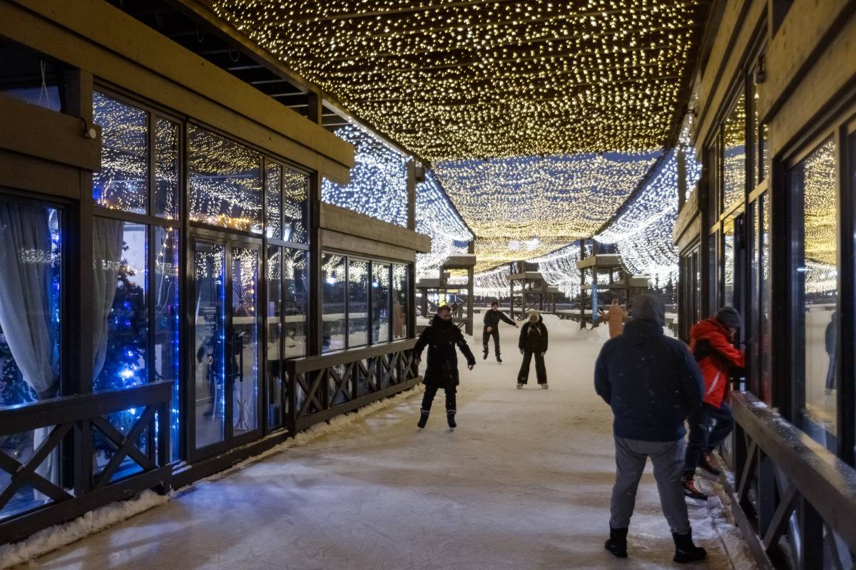 Каток длиной 1,2 км на Кремлевской набережной откроется 13 декабря — его зальют впервые с 2023 года