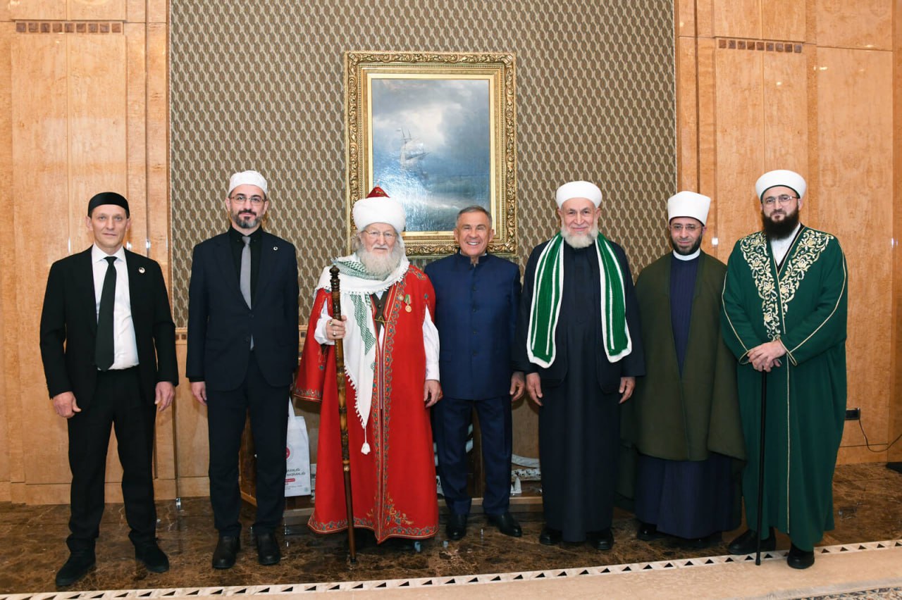 Рустам Минниханов вручил муфтию Талгату Таджуддину медаль ордена «За заслуги перед Республикой Татарстан» Рустам Минниханов вручил муфтию Талгату Таджуддину медаль ордена «За заслуги перед Республикой Татарстан»