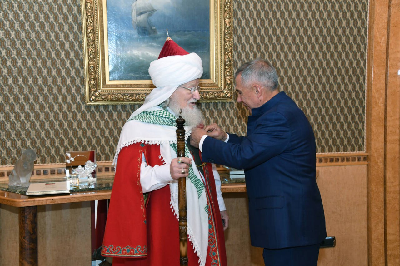 Рустам Минниханов вручил муфтию Талгату Таджуддину медаль ордена «За заслуги перед Республикой Татарстан»