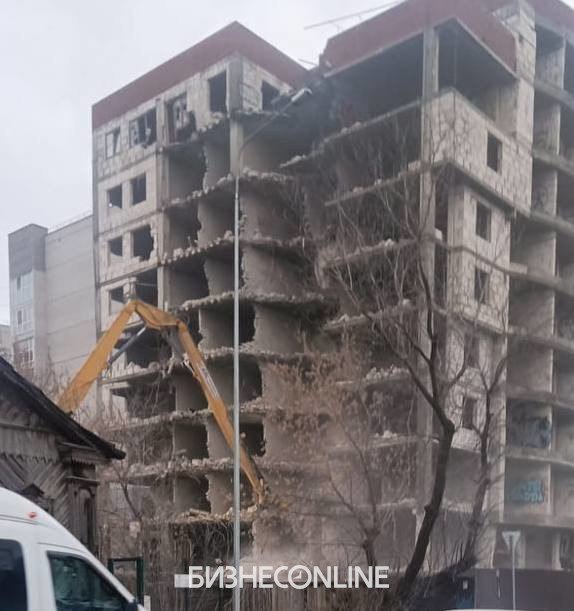 Рядом с озером Кабан спустя 18 лет начали сносить долгострой