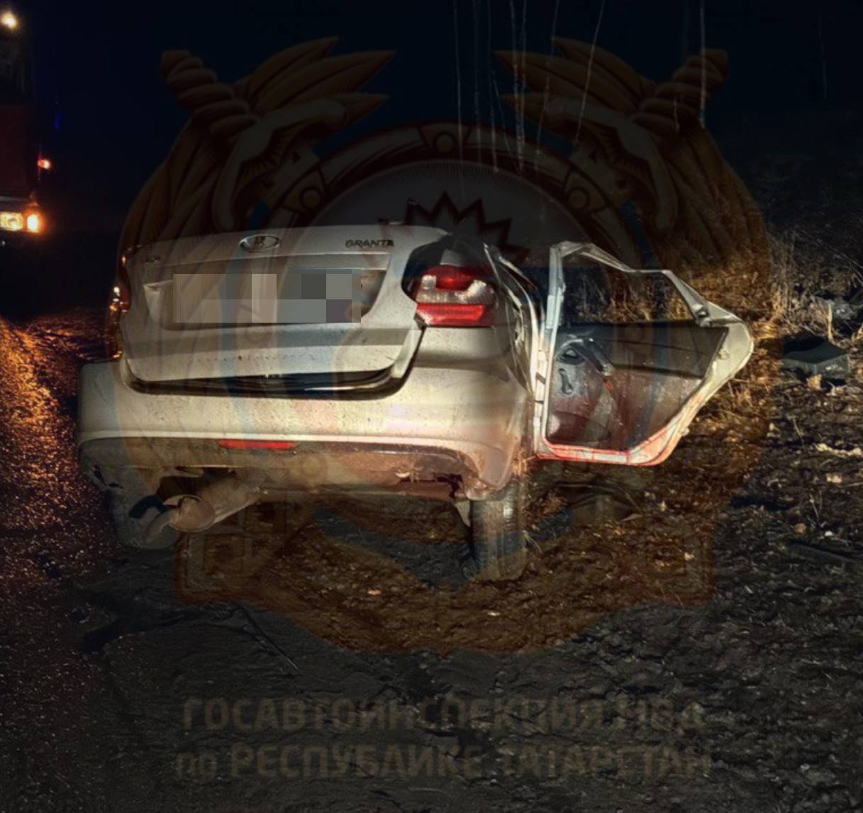 В Бавлинском районе 18-летний водитель автомобиля Лада, по предварительным данным, будучи в нетрезвом состоянии совершил наезд на дерево