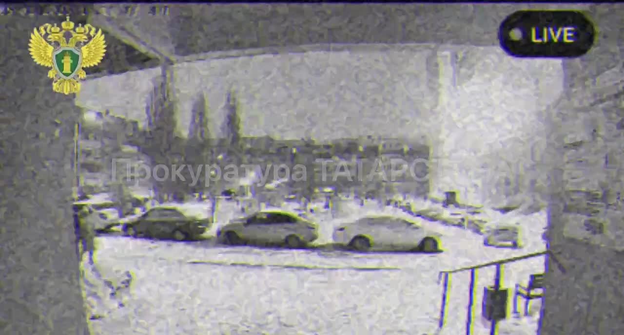 На видео момент падения на придомовой территории заявителя