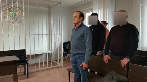 С учетом позиции прокуратуры города Набережные Челны бизнесмен Валерий Чулаков осужден на 2,5 года за мошенничество (ч. 4 ст. 159 УК РФ). Обманув муниципалитет, он незаконно похитил 62 млн рублей, меняя свои дешевые...