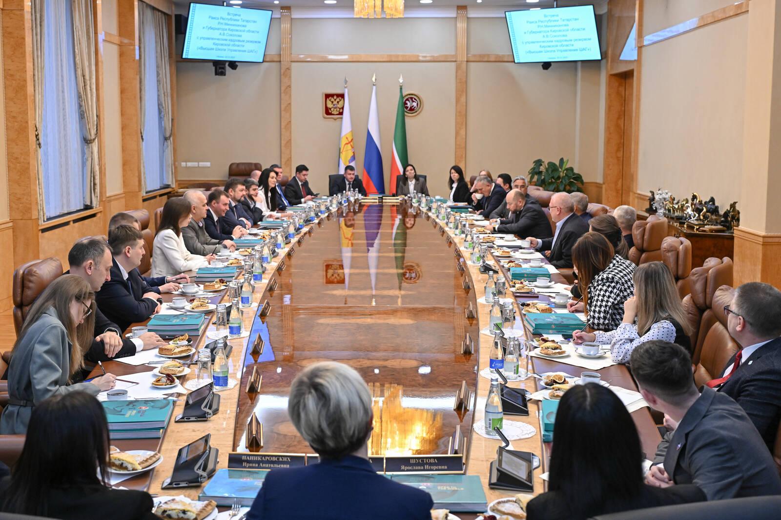 Рустам Минниханов встретился с управленческим кадровым резервом Кировской области Рустам Минниханов встретился с управленческим кадровым резервом Кировской области