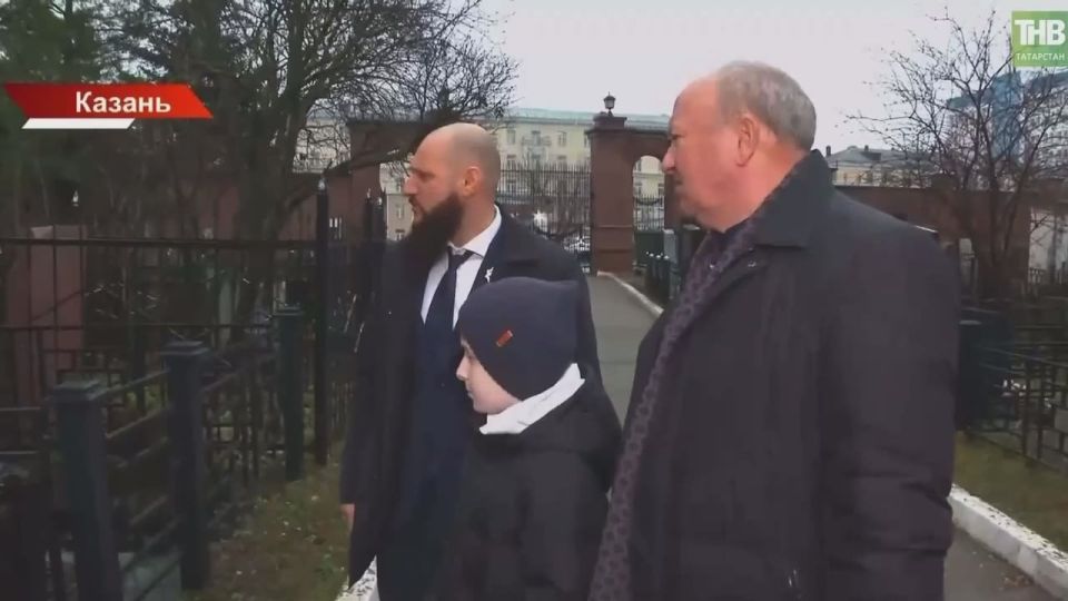 Равиль Ахметшин возложил цветы к могиле Героя Советского Союза Гани Сафиуллина