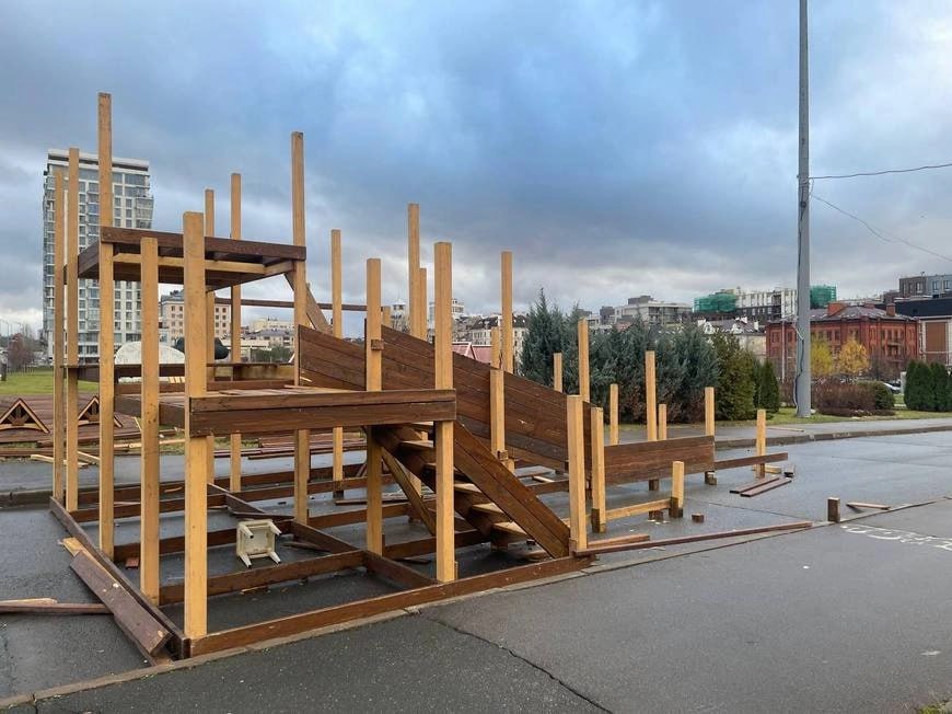 В Казани у «Экията» устанавливают шестиметровую горку В Казани у «Экията» устанавливают шестиметровую горку