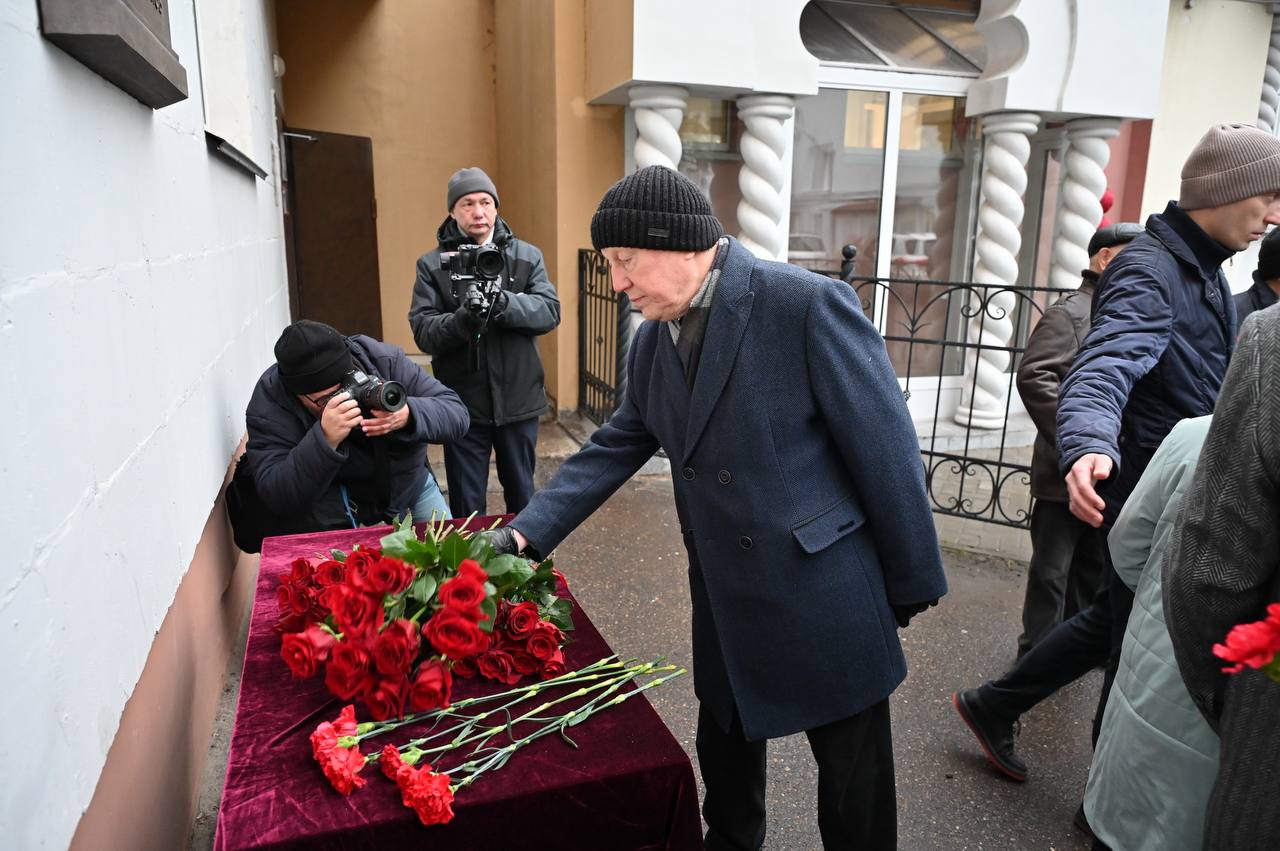 Фарид Мухаметшин возложил цветы к мемориальной доске Анвара Багаутдинова Фарид Мухаметшин возложил цветы к мемориальной доске Анвара Багаутдинова