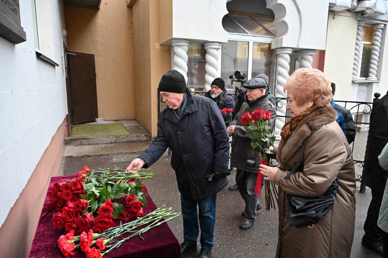 Фарид Мухаметшин возложил цветы к мемориальной доске Анвара Багаутдинова Фарид Мухаметшин возложил цветы к мемориальной доске Анвара Багаутдинова