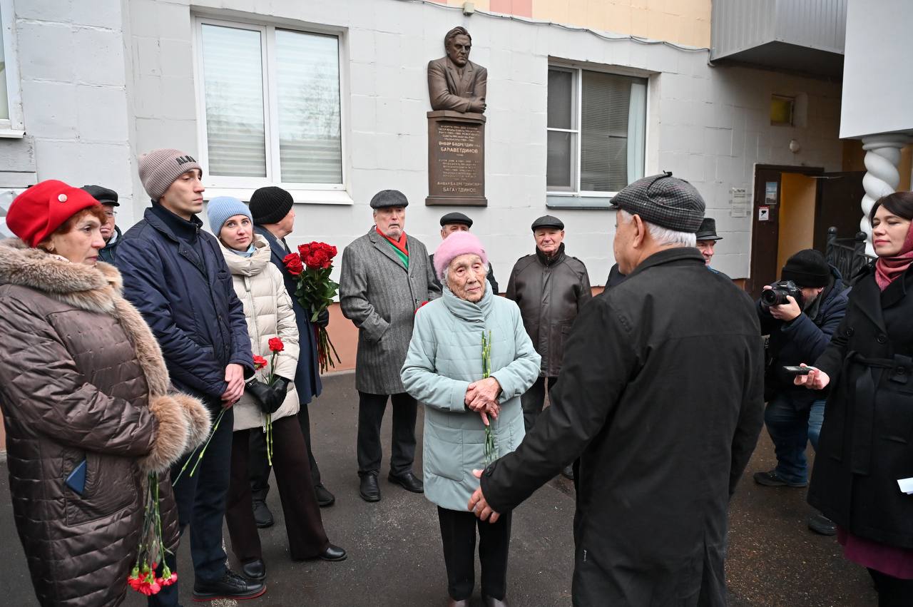 Фарид Мухаметшин возложил цветы к мемориальной доске Анвара Багаутдинова Фарид Мухаметшин возложил цветы к мемориальной доске Анвара Багаутдинова