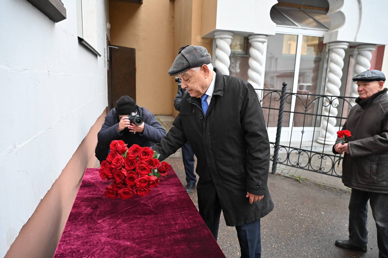 Фарид Мухаметшин возложил цветы к мемориальной доске Анвара Багаутдинова