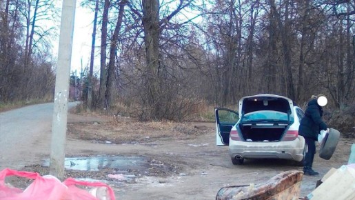 С помощью фотоловушки, установленной в поселке Красный Ключ Нижнекамского района были выявлены факты несанкционированного сброса мусора