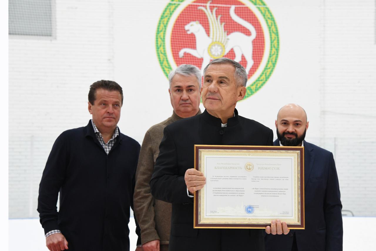 Рустам Минниханов поздравил юных хоккеистов команды «Ак Барс-2011» – победителей первенства России по хоккею Рустам Минниханов поздравил юных хоккеистов команды «Ак Барс-2011» – победителей первенства России по хоккею