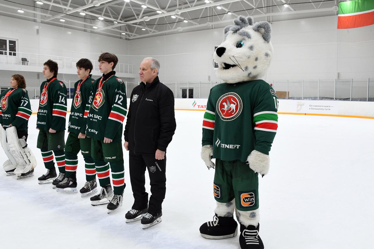 Рустам Минниханов поздравил юных хоккеистов команды «Ак Барс-2011» – победителей первенства России по хоккею Рустам Минниханов поздравил юных хоккеистов команды «Ак Барс-2011» – победителей первенства России по хоккею