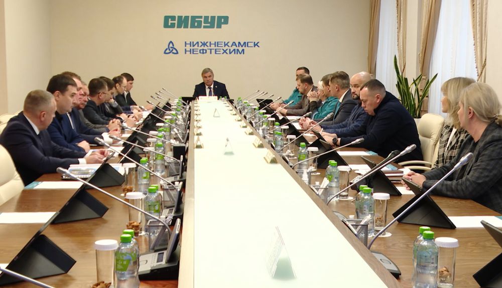 Планы по развитию дорожной инфраструктуры Нижнекамска обсудили на большом заседании с участием министра транспорта и дорожного хозяйства РТ Фарита Ханифова, главой Нижнекамского района и руководителями промышленных...