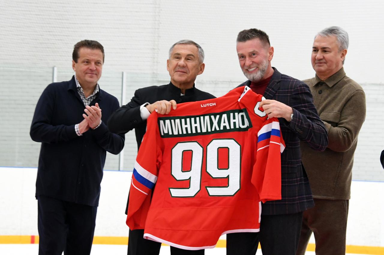 Рустам Минниханов поздравил юных хоккеистов команды «Ак Барс-2011» – победителей первенства России по хоккею Рустам Минниханов поздравил юных хоккеистов команды «Ак Барс-2011» – победителей первенства России по хоккею