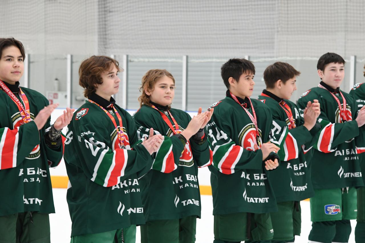 Рустам Минниханов поздравил юных хоккеистов команды «Ак Барс-2011» – победителей первенства России по хоккею Рустам Минниханов поздравил юных хоккеистов команды «Ак Барс-2011» – победителей первенства России по хоккею
