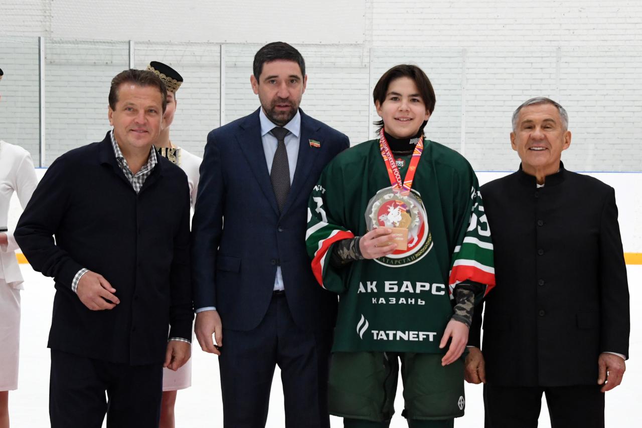 Рустам Минниханов поздравил юных хоккеистов команды «Ак Барс-2011» – победителей первенства России по хоккею Рустам Минниханов поздравил юных хоккеистов команды «Ак Барс-2011» – победителей первенства России по хоккею