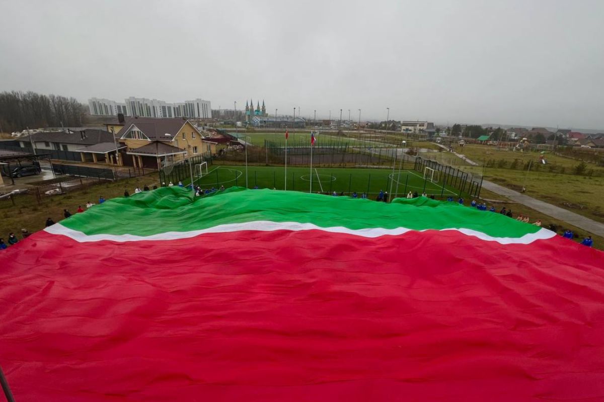 В Высокогорском районе развернули 50-метровый флаг Татарстана в честь предстоящего праздника