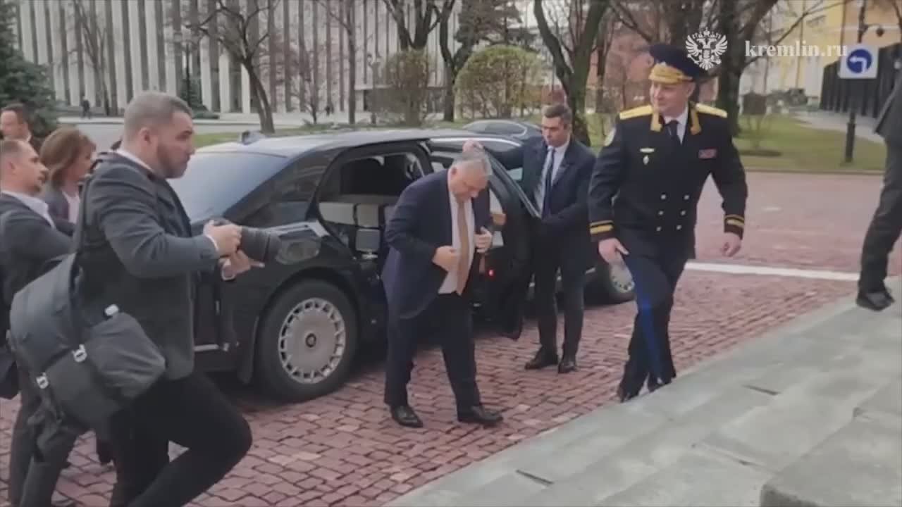 Виктор Орбан и Петер Сийярто прибыли на переговоры в Кремль