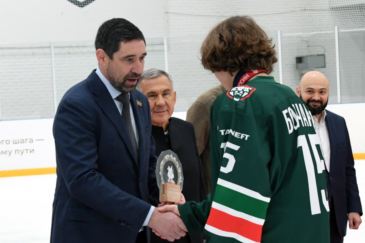 В Казани поздравили хоккейную команду «Ак Барс-2011», ставшую чемпионом России и обладателем «Кубка Владислава Третьяка» В Казани поздравили хоккейную команду «Ак Барс-2011», ставшую чемпионом России и обладателем «Кубка Владислава Третьяка»