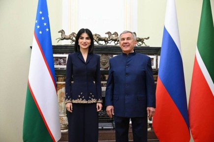 за сегодня, 1 декабря. Раис Татарстана Рустам Минниханов и руководитель Администрации Президента Республики Узбекистан Саида Мирзиёева посетили выставку картин «Свет между мирами»