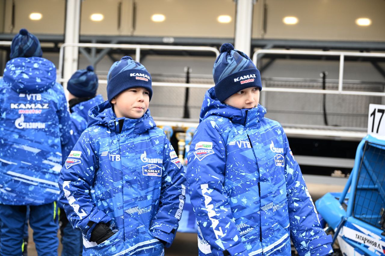 Рустам Минниханов: Провели традиционную встречу с нашими чемпионами из команды "КАМАЗ-мастер" Рустам Минниханов: Провели традиционную встречу с нашими чемпионами из команды "КАМАЗ-мастер"