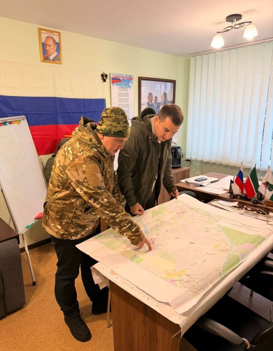 Мэр Нижнекамска Радмир Беляев вместе с другими сотрудниками администрации навестили наших бойцов в зоне СВО и передали им 30 тонн гуманитарного груза, включая технику и стройматериалы Мэр Нижнекамска Радмир Беляев вместе с другими сотрудниками администрации навестили наших бойцов в зоне СВО и передали им 30 тонн гуманитарного груза, включая технику и стройматериалы