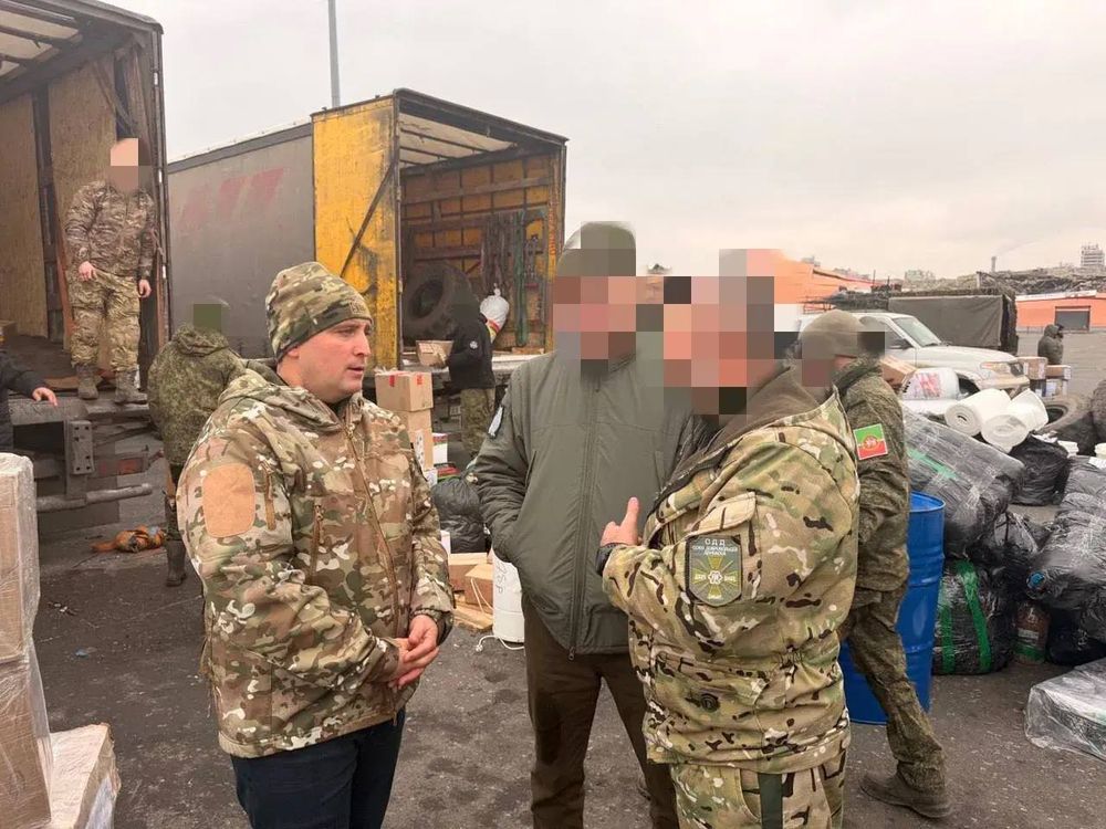 Мэр Нижнекамска Радмир Беляев вместе с другими сотрудниками администрации навестили наших бойцов в зоне СВО и передали им 30 тонн гуманитарного груза, включая технику и стройматериалы Мэр Нижнекамска Радмир Беляев вместе с другими сотрудниками администрации навестили наших бойцов в зоне СВО и передали им 30 тонн гуманитарного груза, включая технику и стройматериалы