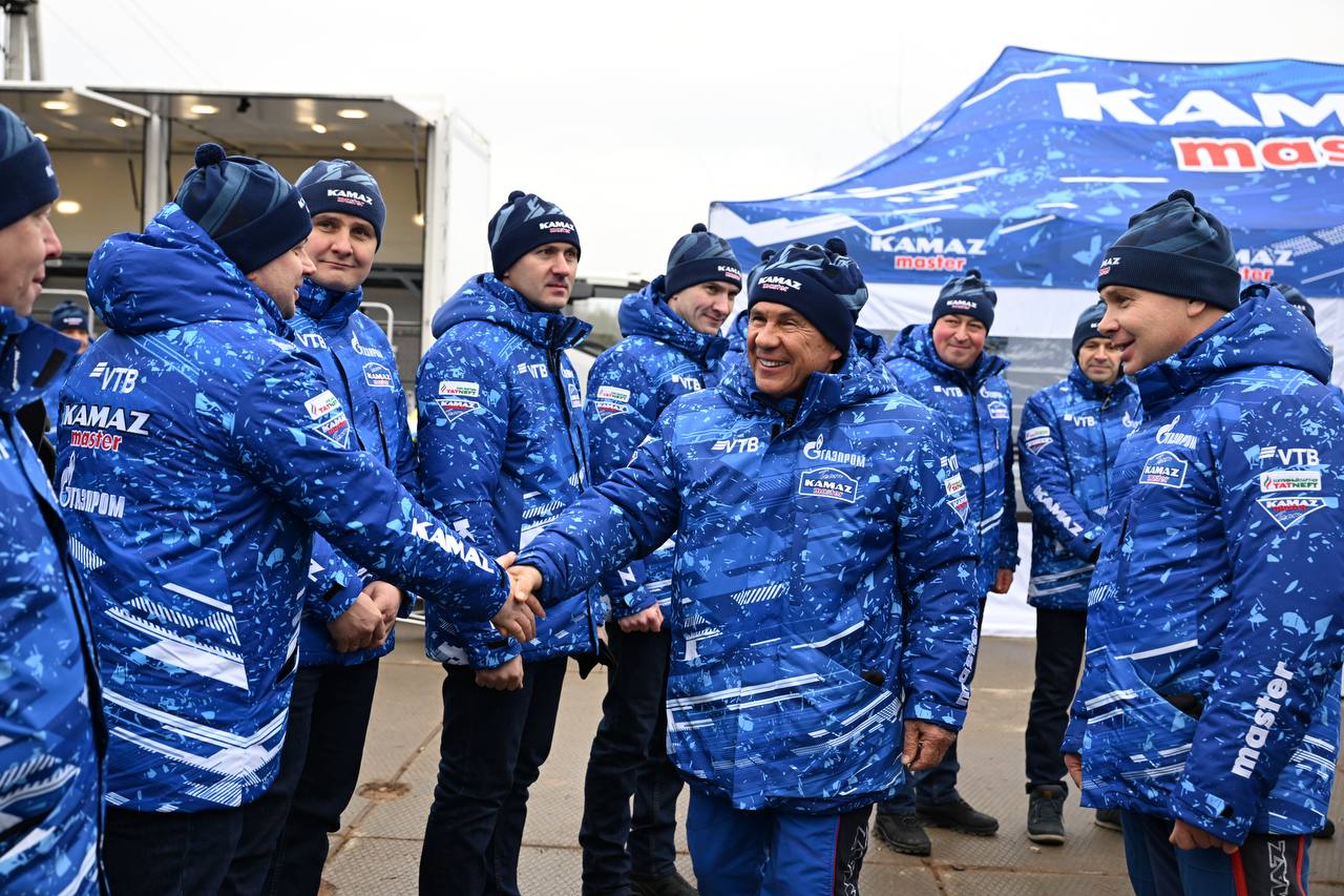 Рустам Минниханов встретился со спортсменами и руководством команды «КАМАЗ-Мастер» на спортивном полигоне Тарловка