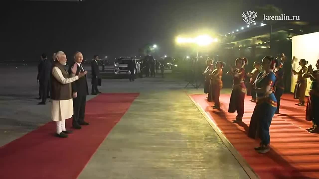 Путин прилетел в Нью-Дели – его встретил Моди и девушки с индийскими танцами