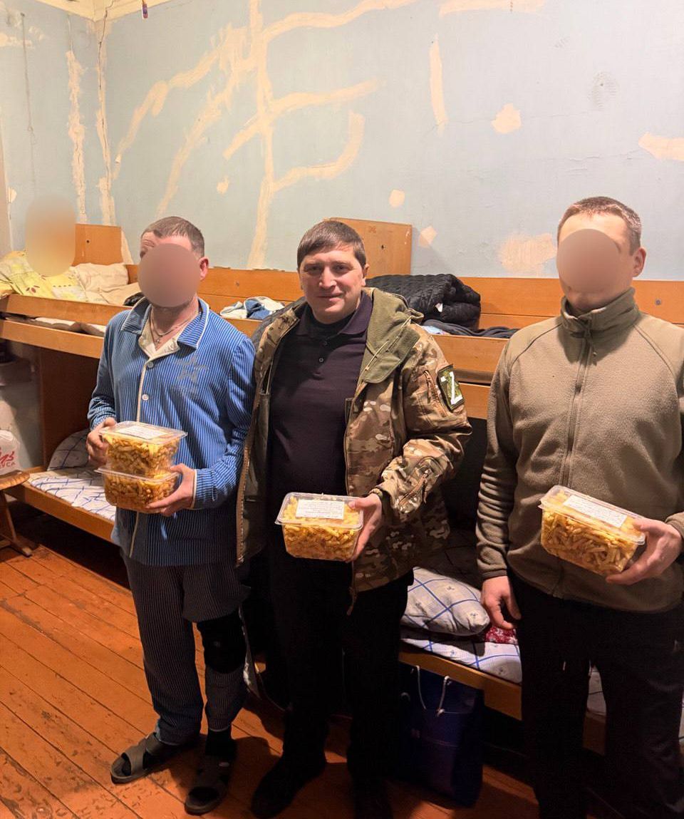 Мэр Нижнекамска Радмир Беляев вместе с другими сотрудниками администрации навестили наших бойцов в зоне СВО и передали им 30 тонн гуманитарного груза, включая технику и стройматериалы Мэр Нижнекамска Радмир Беляев вместе с другими сотрудниками администрации навестили наших бойцов в зоне СВО и передали им 30 тонн гуманитарного груза, включая технику и стройматериалы