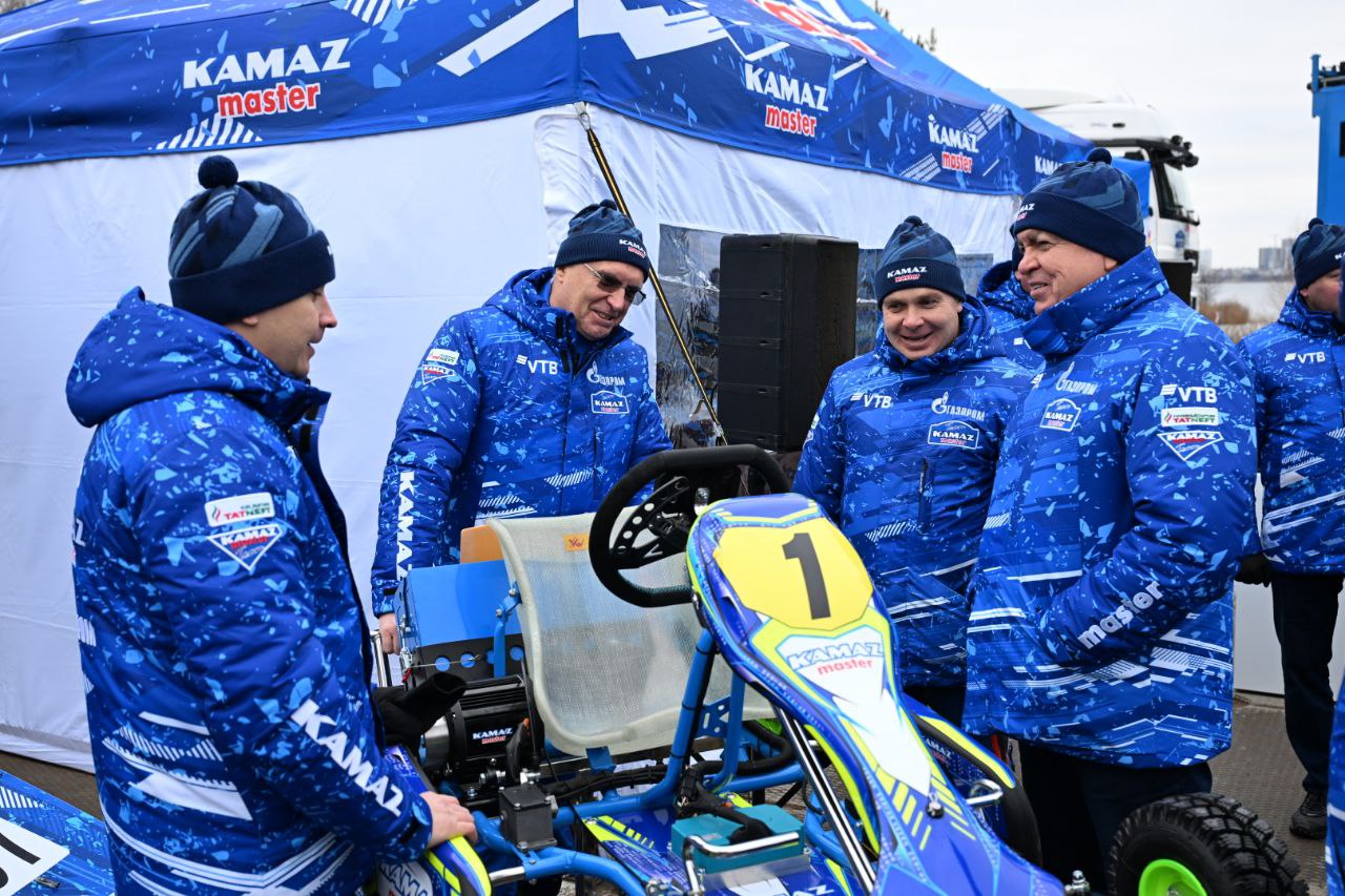 Рустам Минниханов: Провели традиционную встречу с нашими чемпионами из команды "КАМАЗ-мастер" Рустам Минниханов: Провели традиционную встречу с нашими чемпионами из команды "КАМАЗ-мастер"