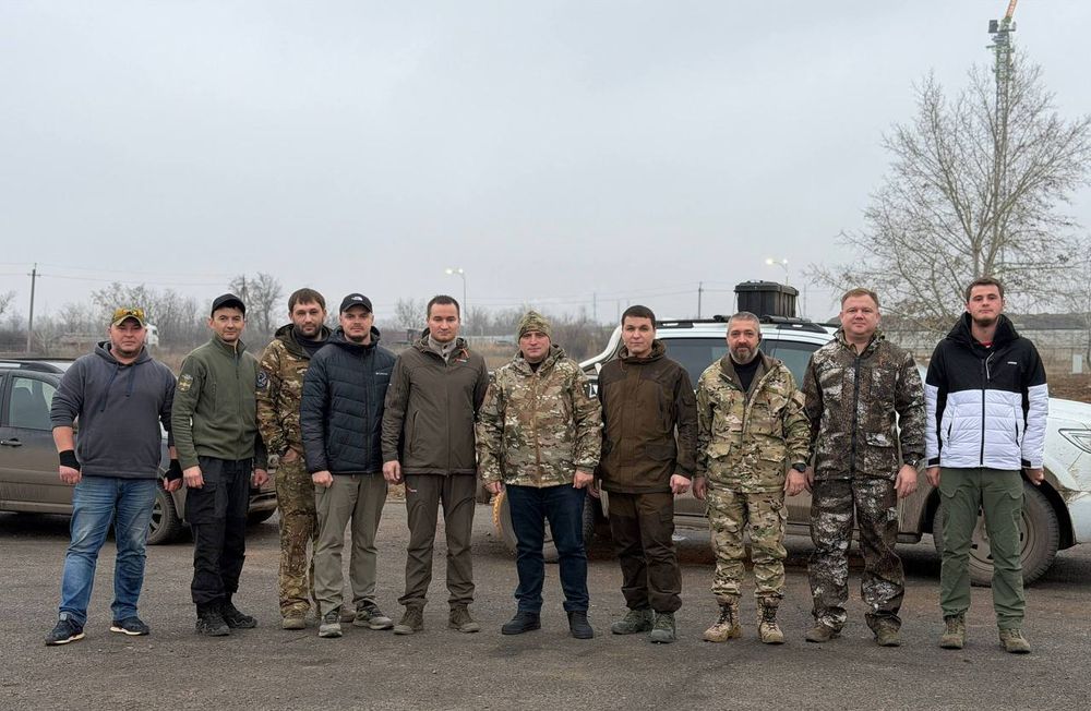 Мэр Нижнекамска Радмир Беляев вместе с другими сотрудниками администрации навестили наших бойцов в зоне СВО и передали им 30 тонн гуманитарного груза, включая технику и стройматериалы Мэр Нижнекамска Радмир Беляев вместе с другими сотрудниками администрации навестили наших бойцов в зоне СВО и передали им 30 тонн гуманитарного груза, включая технику и стройматериалы