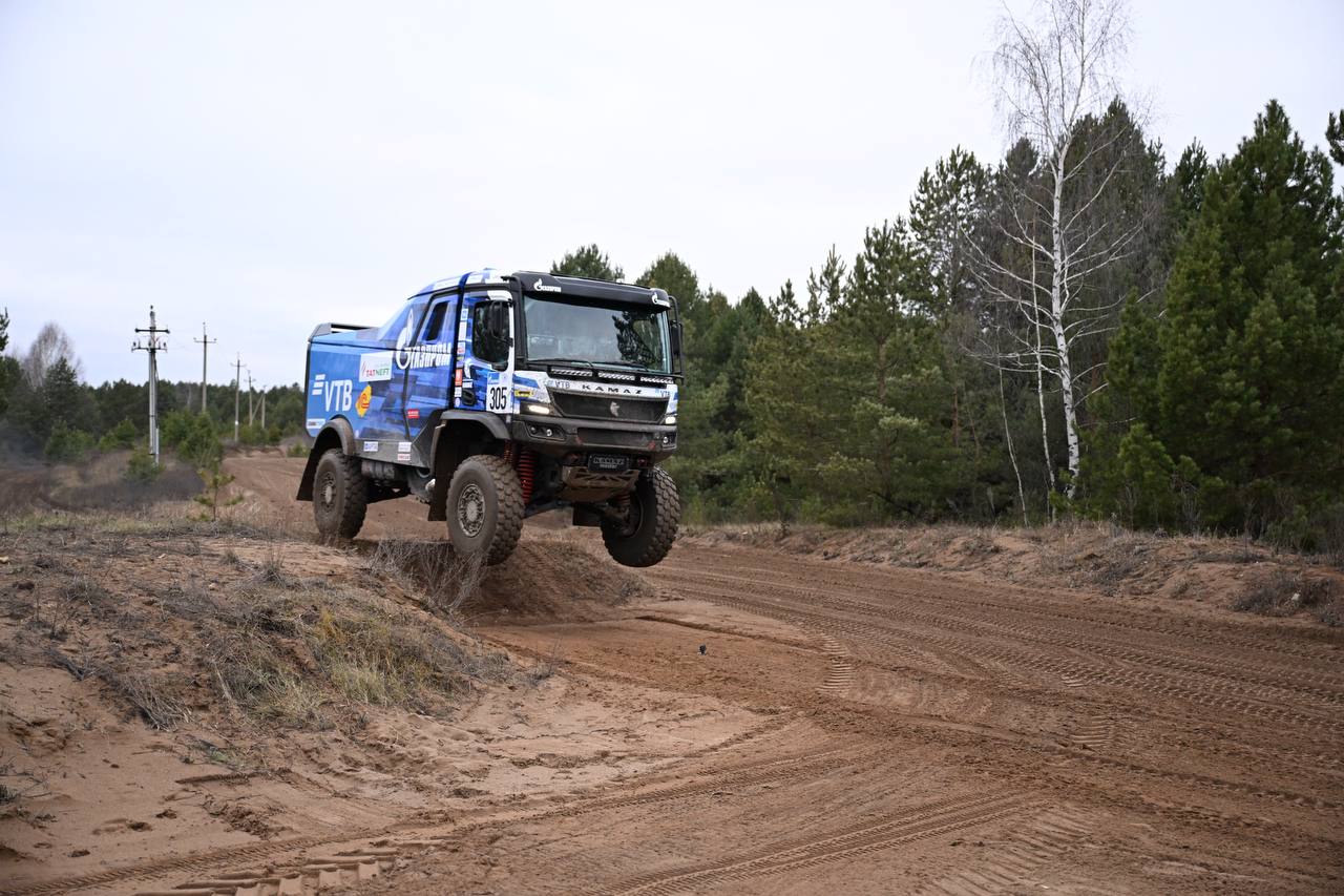 Рустам Минниханов встретился со спортсменами и руководством команды «КАМАЗ-Мастер» на спортивном полигоне Тарловка Рустам Минниханов встретился со спортсменами и руководством команды «КАМАЗ-Мастер» на спортивном полигоне Тарловка