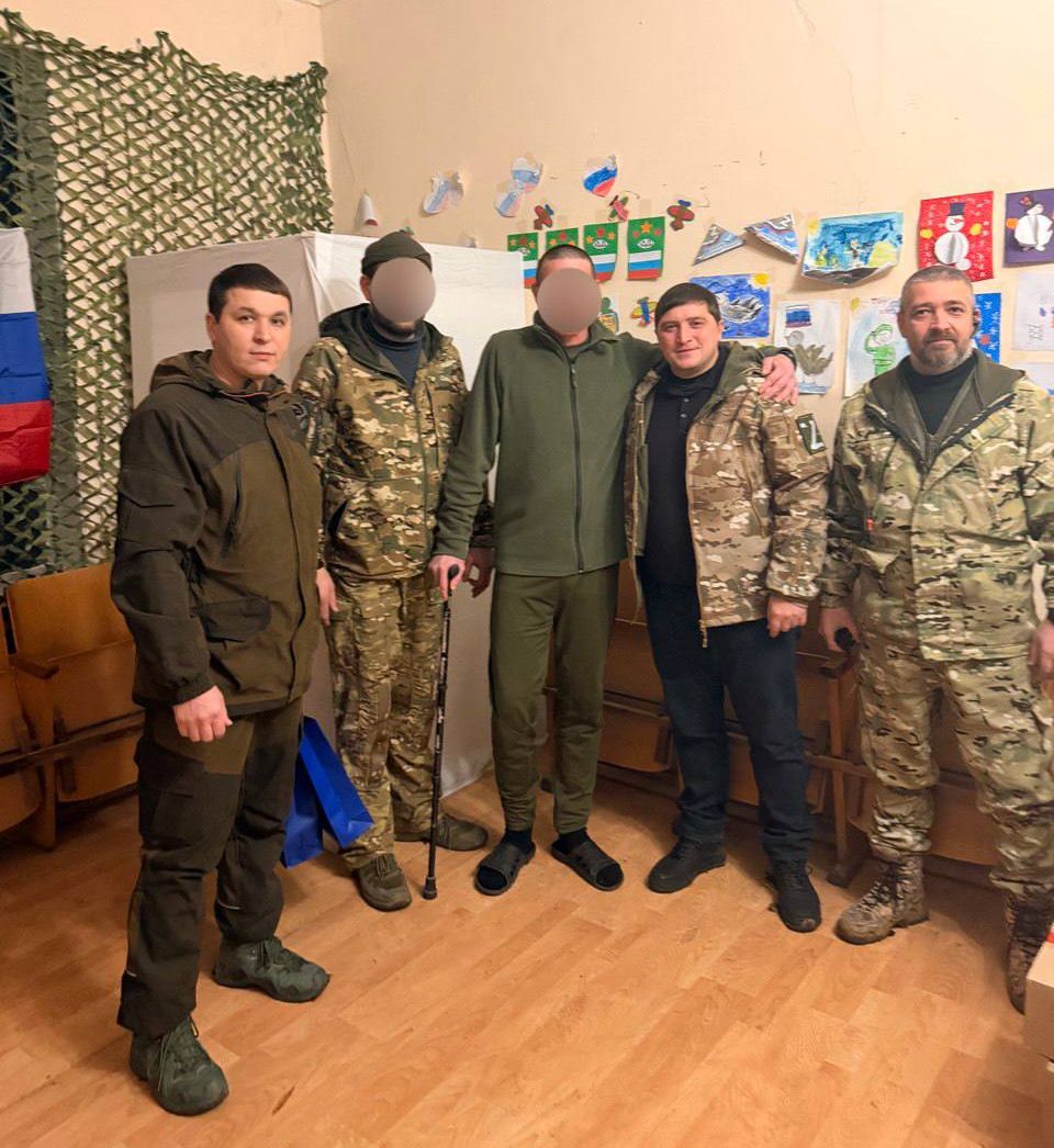 Мэр Нижнекамска Радмир Беляев вместе с другими сотрудниками администрации навестили наших бойцов в зоне СВО и передали им 30 тонн гуманитарного груза, включая технику и стройматериалы Мэр Нижнекамска Радмир Беляев вместе с другими сотрудниками администрации навестили наших бойцов в зоне СВО и передали им 30 тонн гуманитарного груза, включая технику и стройматериалы