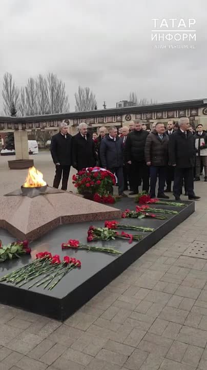 Председатель Государственного Совета РТ Фарид Мухаметшин вместе с председателями законодательных собраний регионов ПФО – участниками 78 заседания Совета законодателей Приволжского федерального округа возложил цветы к Вечному...