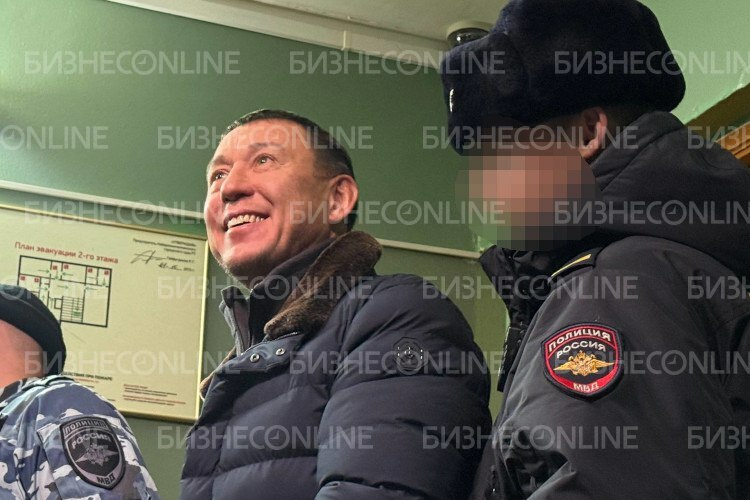 Рамиля Муллина привезли в суд в наручниках в Набережночелнинский городской суд Рамиля Муллина привезли в суд в наручниках в Набережночелнинский городской суд