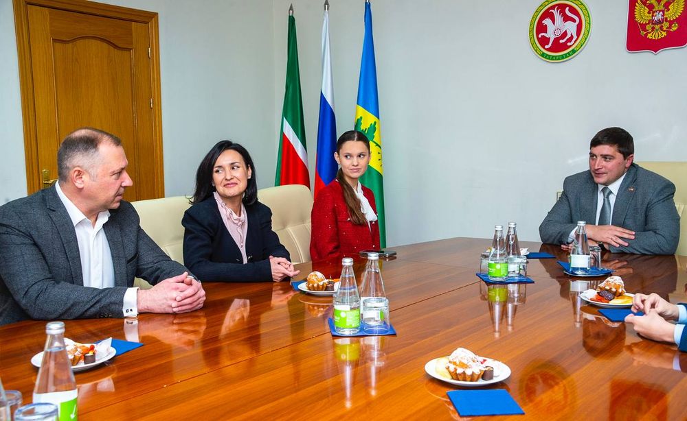 Радмир Беляев встретился с семьёй суперфиналистки «Голос. Дети» Арины Кияшко и её педагогом по вокалу из музыкальной школы №2 Ольгой Сапёровой Радмир Беляев встретился с семьёй суперфиналистки «Голос. Дети» Арины Кияшко и её педагогом по вокалу из музыкальной школы №2 Ольгой Сапёровой