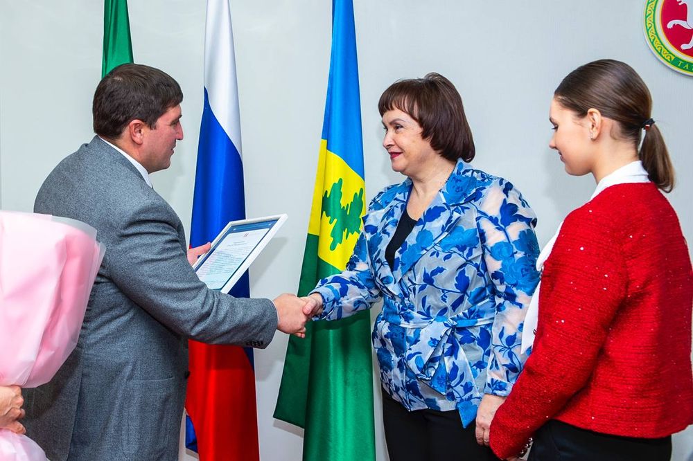 Радмир Беляев встретился с семьёй суперфиналистки «Голос. Дети» Арины Кияшко и её педагогом по вокалу из музыкальной школы №2 Ольгой Сапёровой Радмир Беляев встретился с семьёй суперфиналистки «Голос. Дети» Арины Кияшко и её педагогом по вокалу из музыкальной школы №2 Ольгой Сапёровой