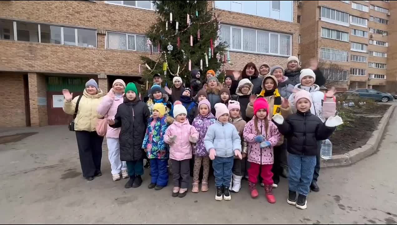 Жильцы Химиков 64 по традиции нарядили свою ёлочку