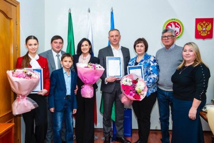 Радмир Беляев встретился с семьёй суперфиналистки «Голос. Дети» Арины Кияшко и её педагогом по вокалу из музыкальной школы №2 Ольгой Сапёровой