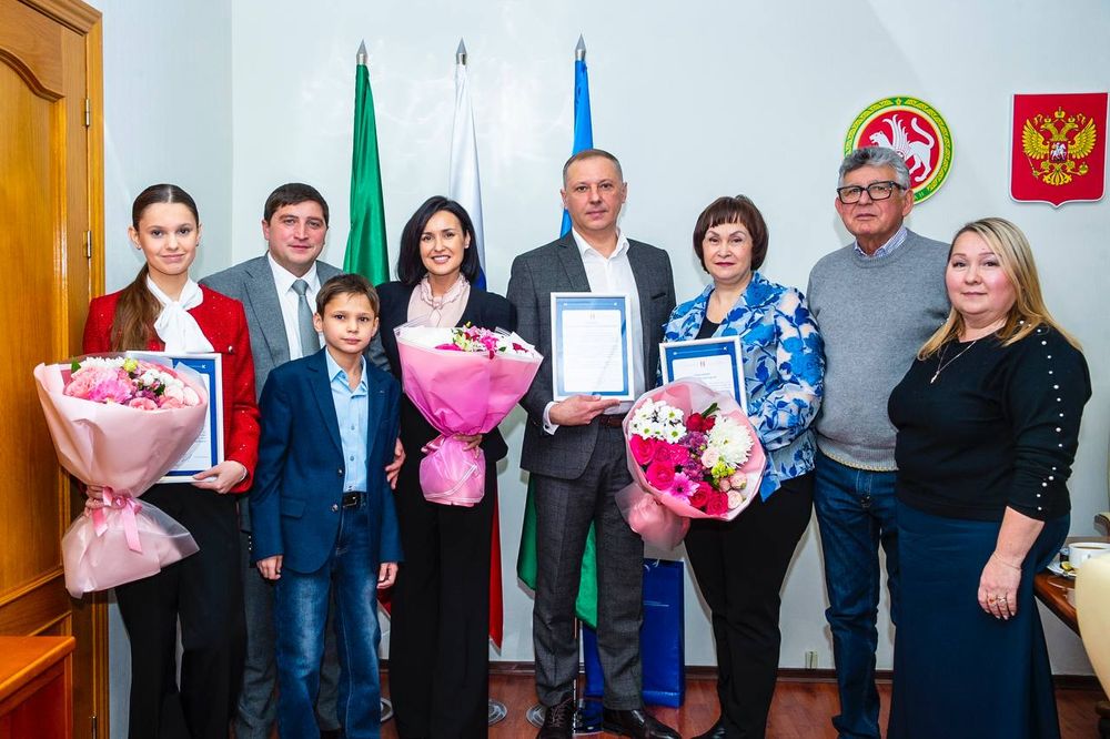 Радмир Беляев встретился с семьёй суперфиналистки «Голос. Дети» Арины Кияшко и её педагогом по вокалу из музыкальной школы №2 Ольгой Сапёровой