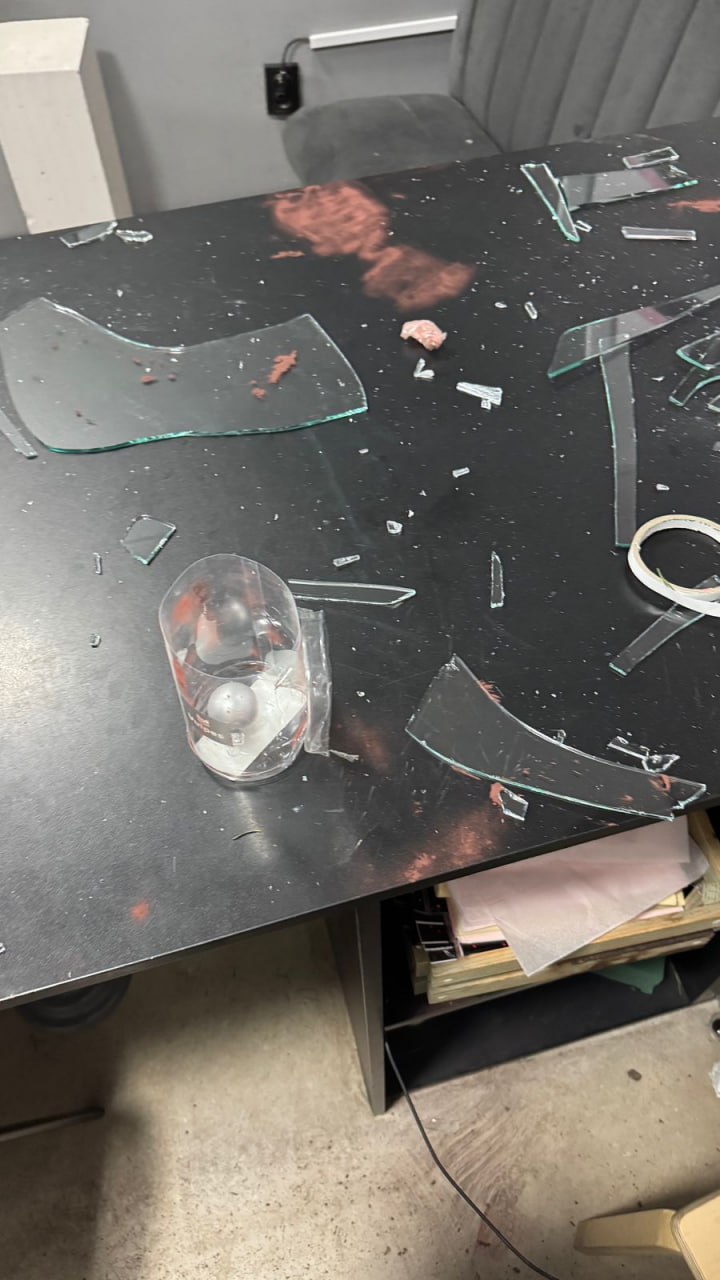 Вместо романтики цветов — разбитые витрины и хаос: голый мужчина разгромил цветочный магазин в Казани, ворвавшись в помещение через витрину Вместо романтики цветов — разбитые витрины и хаос: голый мужчина разгромил цветочный магазин в Казани, ворвавшись в помещение через витрину