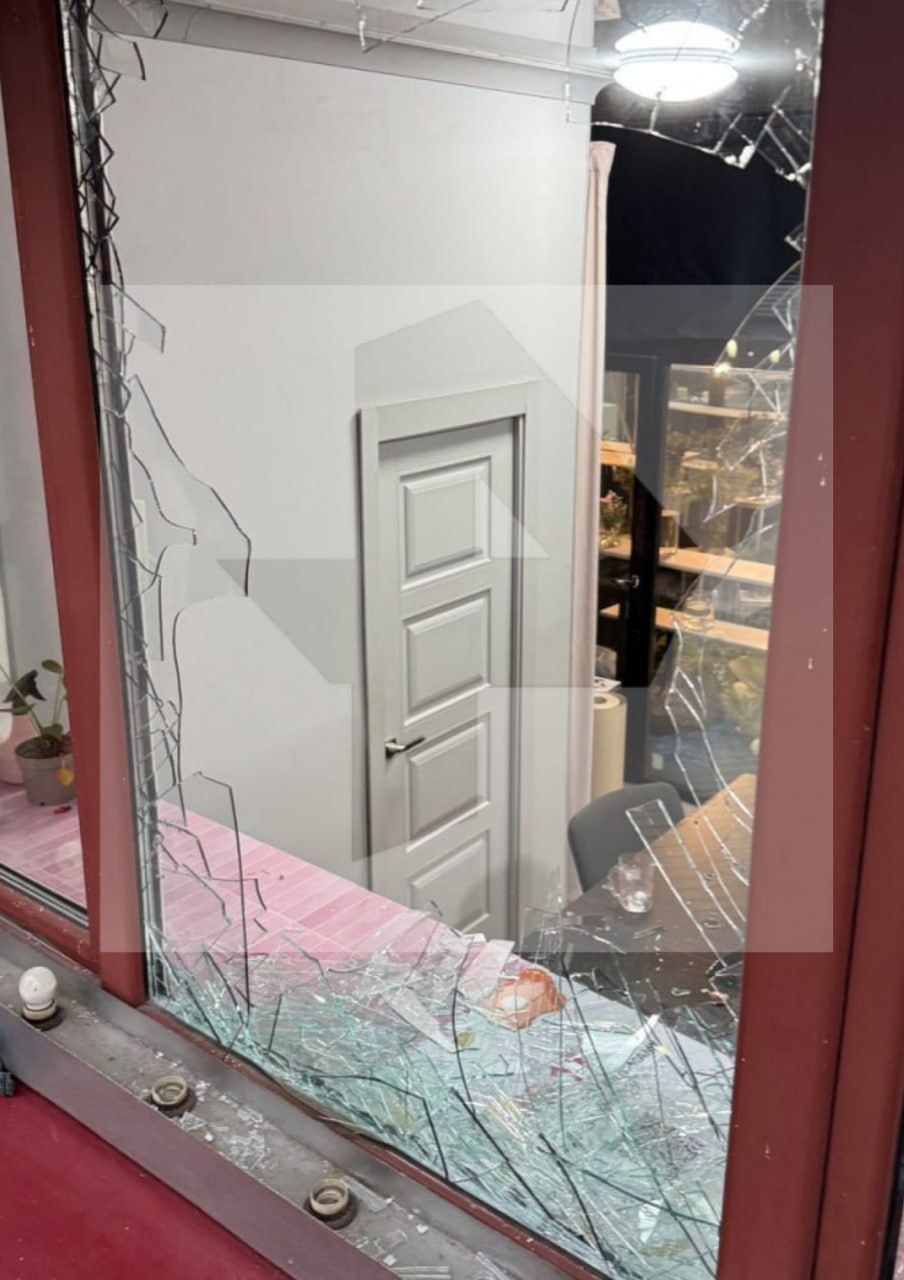 Вместо романтики цветов — разбитые витрины и хаос: голый мужчина разгромил цветочный магазин в Казани, ворвавшись в помещение через витрину Вместо романтики цветов — разбитые витрины и хаос: голый мужчина разгромил цветочный магазин в Казани, ворвавшись в помещение через витрину